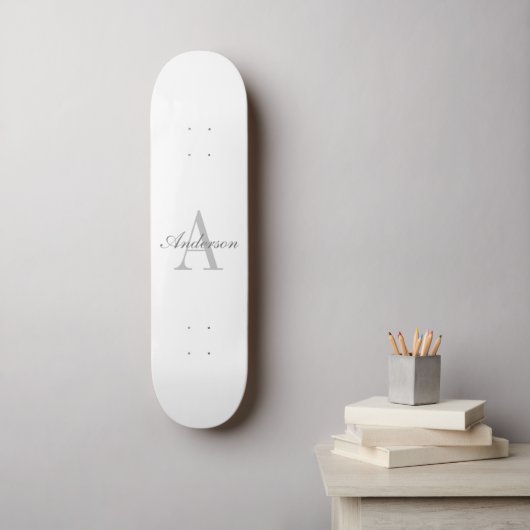 Elegant White en Gray Monogram Persoonlijk Skateboard (Muurkunst)