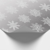 Elegant White en Silver Snowflake-kerstpatroon Cadeaupapier (Hoek)