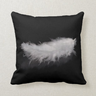 Elegant White Feather op een zwarte achtergrond Kussen