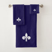 Elegant White Fleur de Lis op Navy Blue Bad Handdoek (Insitu)