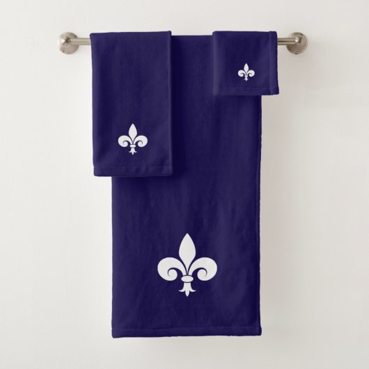 Elegant White Fleur de Lis op Navy Blue Bad Handdoek (Insitu)