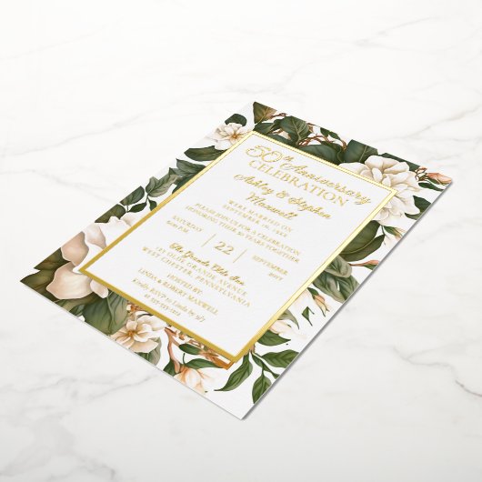 Elegant White Floral 50th Wedding Jubileum Folie Uitnodiging (Gedraaid)