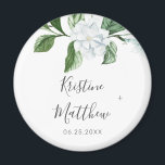 Elegant White Floral Sage Greenery Wreath Wedding Magneet<br><div class="desc">Deze elegante botanische florale bruinkoolmagneet is voorzien van handbeschilderde waterverf groen met witte magnolia bloemen. Personaliseer je naam en trouwdatum. Ontworpen door Susan Coffey.</div>