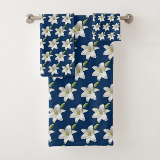 Elegant White Flowers on Prussian Blue Bad Handdoek (Insitu)