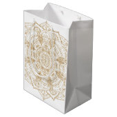 Elegant White & Gold Mandala Handtekening Ontwerp Medium Cadeauzakje (Achterkant Gekanteld)