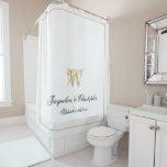 Elegant White Gold Monogram Names Pas getrouwd Wed Douchegordijn<br><div class="desc">Elegant White Gold Monogram noemt Pas getrouwd Wedding Shower Curtain. Gepersonaliseerd wit en goud monogrammed het Gordijn van de Schoel met klassiek manuscript voor het initiaal, de namen van de bruid en de bruidegom en de trouwdatum op een klastige witte achtergrond. Ideaal geschenk voor nieuwe weds, of mooi voor je...</div>
