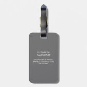 Elegant White Gown on Grey - Stijlvol Eenvoudig de Bagagelabel (Achterkant verticaal)