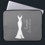 Elegant White Gown on Grey - Stijlvol Eenvoudig de Laptop Sleeve<br><div class="desc">Een laptophoes met een grijze achtergrond. Een grafische illustratie van een elegante witte jurk die aan een hanger hangt. Eenvoudig minimalistisch ontwerp.</div>