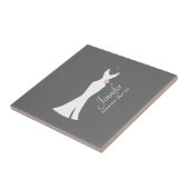 Elegant White Gown on Grey - Stijlvol Eenvoudig de Tegeltje (Zijkant)