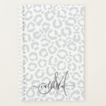 Elegant White Grey Leopard Cheetah Animal Print Planner<br><div class="desc">Dit elegante chic-patroon is perfect voor de trendy en stijlvolle fashionista. Het is voorzien van een handgetekend wit en grijs blad-kaasdeeg met een dierlijk afdrukpatroon. Het is modern, eenvoudig en schattig. ***BELANGRIJKE NOTA VAN HET ONTWERP: Voor om het even welk verzoek van het douaneontwerp zoals passende productverzoeken, kleurenveranderingen, plaatsingsveranderingen, of...</div>