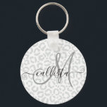 Elegant White Grey Leopard Cheetah Animal Print Sleutelhanger<br><div class="desc">Dit elegante chic-patroon is perfect voor de trendy en stijlvolle fashionista. Het is voorzien van een handgetekend wit en grijs blad-kaasdeeg met een dierlijk afdrukpatroon. Het is modern, eenvoudig en schattig. ***BELANGRIJKE NOTA VAN HET ONTWERP: Voor om het even welk verzoek van het douaneontwerp zoals passende productverzoeken, kleurenveranderingen, plaatsingsveranderingen, of...</div>