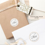 Elegant White, Kraft Wedding Envelope Seal/Favor Ronde Sticker<br><div class="desc">Elegant rustic modern Wedding sticker met Kraft-stijl binnencirkel op een witte achtergrond met stellennamen of een aangepast bericht rond de cirkel en 'Wedding' in het midden in een moderne,  handgeschreven kalligrafie. Een deel van ons 'Modern Rustic Fine Calligraphy Kraft Stationery Collectie' met allerlei coördinerende producten.</div>