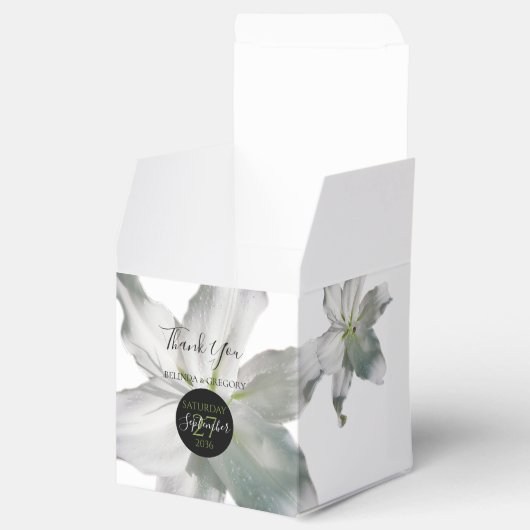 Elegant White Lilies Wedding Bedankdoosjes (Geopend)
