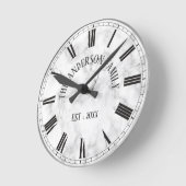 Elegant White Marble Custom Familienaam Stijlvol Ronde Klok (Hoek)