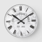 Elegant White Marble Custom Familienaam Stijlvol Ronde Klok (Voorkant)