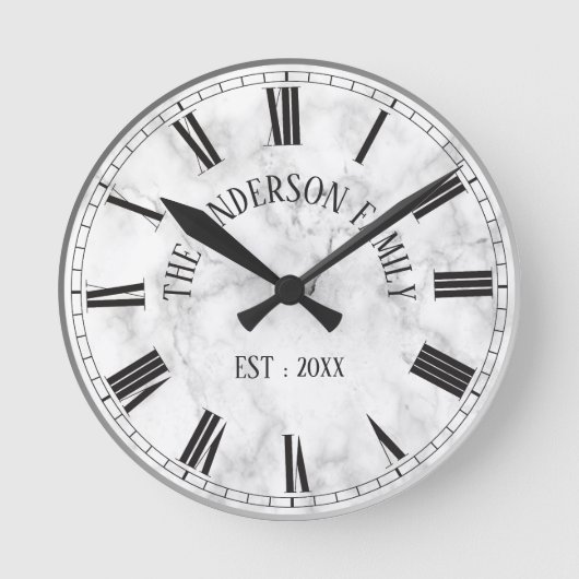 Elegant White Marble Custom Familienaam Stijlvol Ronde Klok (Voorkant)