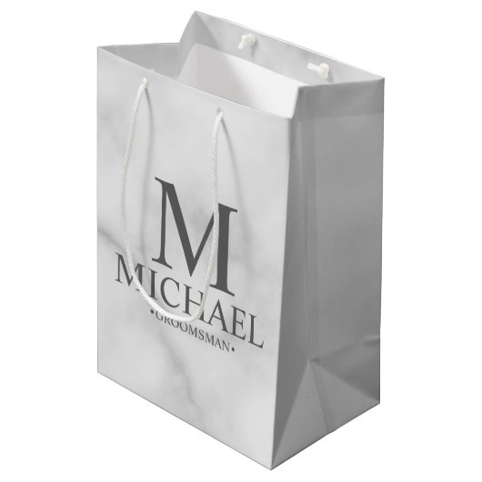Elegant White Marble Personalized Groomsmen Medium Cadeauzakje (Voorkant Gekanteld)