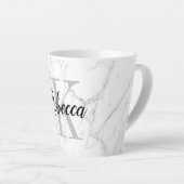 Elegant white marble stone aangepast monogram latte mok (Rechterhoek)
