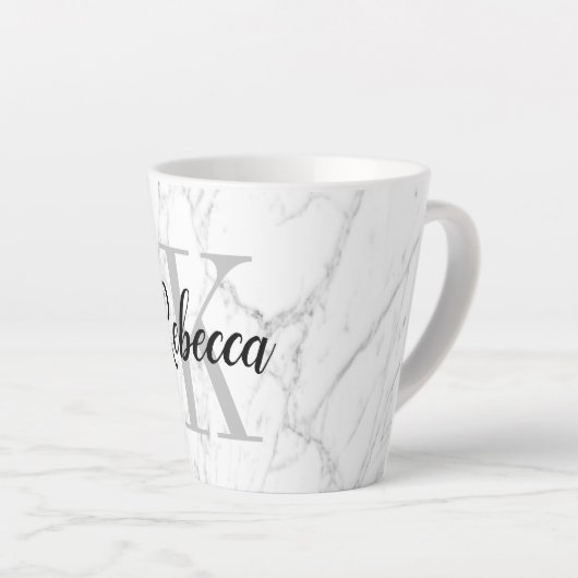Elegant white marble stone aangepast monogram latte mok (Rechterhoek)