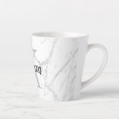 Elegant white marble stone aangepast monogram latte mok (Rechts)
