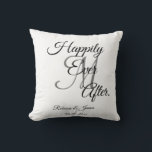 Elegant White Monogramed Gelukkig Ever Kussen<br><div class="desc">Elegant White Monogrammed Gelukkig ooit na een duw kussen.</div>