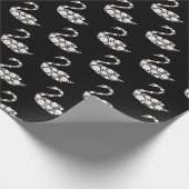 Elegant White Pearl Swan op zwarte achtergrond Cadeaupapier (Hoek)