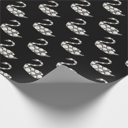 Elegant White Pearl Swan op zwarte achtergrond Cadeaupapier (Hoek)