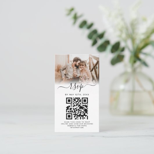 Elegant White Photo Monogram Weddenschap QR Code R Visitekaartje (Staand voorkant)