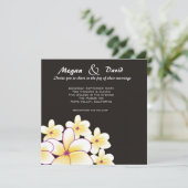 Elegant White Plumeria Wedding Invitation Kaart (Staand voorkant)
