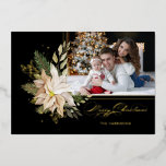 Elegant White Poinsettias w/Gold Greenery Foto Folie Feestdagenkaart<br><div class="desc">Elegant artistiek witte poinsettia,  groene bladeren,  winterdennen,  gouden folie groen en sparkles met 'prettige kerst' aangepaste kalligrafie en gouden folie grens voor je vakantiefoto op zwarte achtergrond. Omvat editable tekstgebieden.</div>