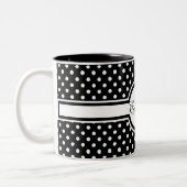 Elegant White Polka Dots op Black Monogram Tweekleurige Koffiemok (Links)