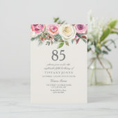 Elegant White Rose Floral 85th Birthday Invite Kaart (Staand voorkant)