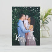 Elegant White Script Rejoice Snowflakes 2 Foto Feestdagenkaart (Staand voorkant)