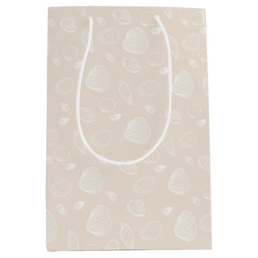Elegant White Seashells beige Pattern Medium Cadeauzakje (Voorkant)