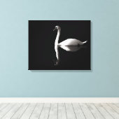 Elegant White Swan Reflection op Black Lake Canvas Afdruk (Insitu (Houten vloer))