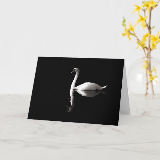 Elegant White Swan Reflection op Black Lake Kaart (Gele Bloem)