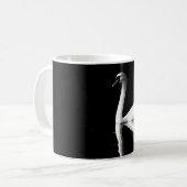 Elegant White Swan Reflection op Black Lake Koffiemok (Voorkant links)