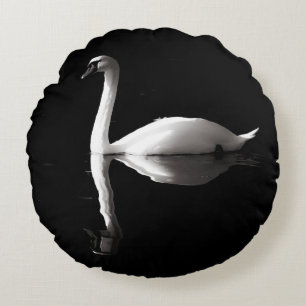 Elegant White Swan Reflection op Black Lake Rond Kussen