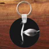 Elegant White Swan Reflection op Black Lake Sleutelhanger (Voorkant)