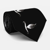 Elegant White Swan Reflection op Black Lake Stropdas (Opgerold)