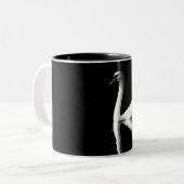 Elegant White Swan Reflection op Black Lake Tweekleurige Koffiemok (Voorkant links)