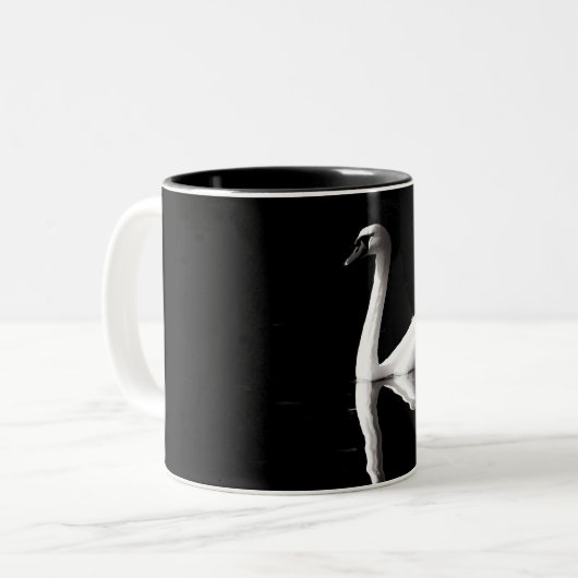 Elegant White Swan Reflection op Black Lake Tweekleurige Koffiemok (Voorkant links)