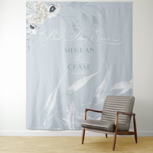 Elegant White Waterverf Foliage Dusty Blue Wandkleed (In situ)