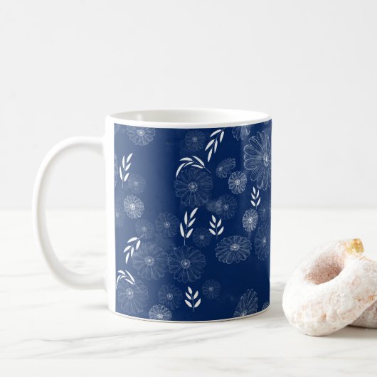 Elegant White Wildflower Doodles Pattern Koffiemok (Met donut)