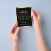 Elegant Wij zijn Open Salon Zwart Goud Minimalist Flyer (Hand)