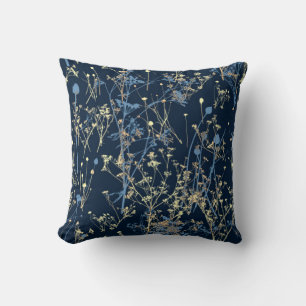Elegant wilde bloemen op donkerblauw geel kussen