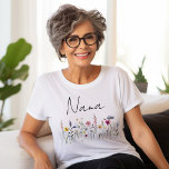 Elegant Wildflower Meadow Nana Baby shower T-shirt<br><div class="desc">Vier het zijn van een aanstaande oma met dit Elegant Wildflower Meadow Nana baby shower t-shirt. Het shirt toont "Nana" in een handgeschreven zwart script met een grillige reeks wilde bloemen in prachtige tinten van roze, geel, paarse, blauw en groen. Het waterverf wildflower Nana t-shirt is perfect om te draag...</div>