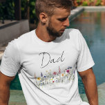 Elegant Wildflower Meadow Papa Baby shower T-shirt<br><div class="desc">Vier het zijn van een aanstaande vader met dit Elegant Wildflower Meadow Dad baby shower t-shirt. Het shirt toont "Pap" in een handgeschreven zwart script met een grillige reeks wilde bloemen in prachtige tinten van roze, geel, paarse, blauw en groen. Het waterverf wildflower papa t-shirt is perfect om te worden...</div>