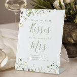 Elegant Wildflower raden hoeveel kissegelbord Reclamebord Met Voetstuk<br><div class="desc">Vermaak uw gasten met deze leuke gok hoeveel kussen voor de binnenkort te worden Mrs. vrijgezellenfeest spel, beschikt over elegante delicate waterverf wilde bloem en stijlvol modern script, pastel paletten van zacht geel, off white, salie groen, stoffig roos, blos roze, bordeaux, en botanische groen, eenvoudig en romantisch. geweldig voor rustieke...</div>