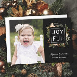 Elegant Winter Florals | Joyful Photo Kersth Feestdagenkaart<br><div class="desc">Verstuur stijlvolle, elegante fotovakantiekaarten naar vrienden en familie met deze 1 fotoplatte kaart. Het is voorzien van een handbeschilderd bloemontwerp in donkerolijfgroen, terracotta verbrand sinaasappel, ivoor en perziken boven een zwarte achtergrond (achtergrondkleur kan desgewenst worden aangepast). De rug bevat een passend floreel patroon - voeg meer foto's toe of verlaat...</div>